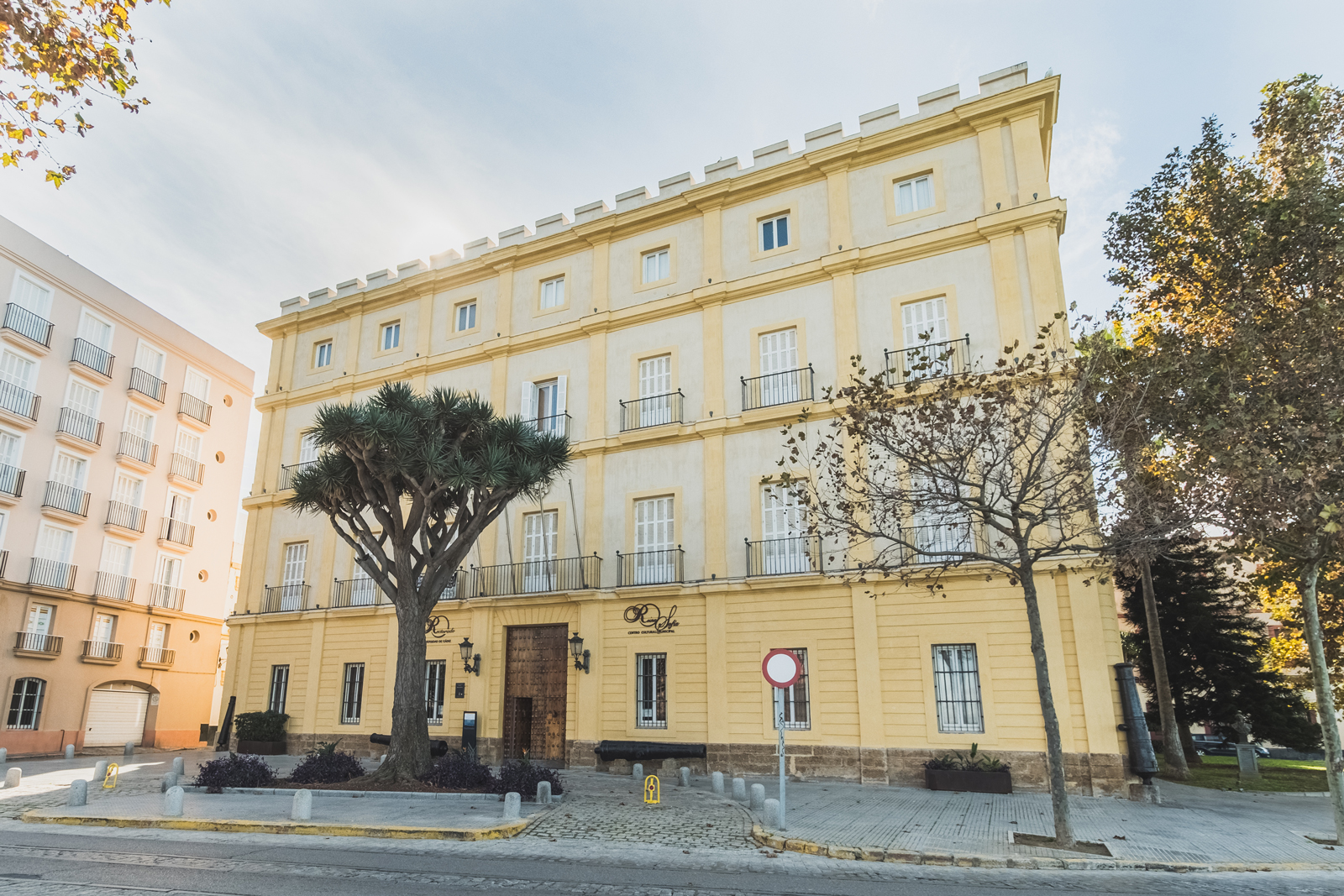 Fachada del Centro Cultural Reina Sofía de Cádiz