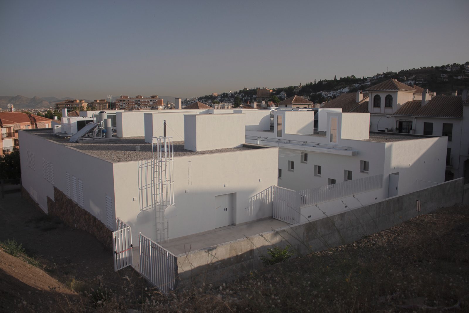 Vistas exteriores del Centro de Salud de Bola de Oro de Granada