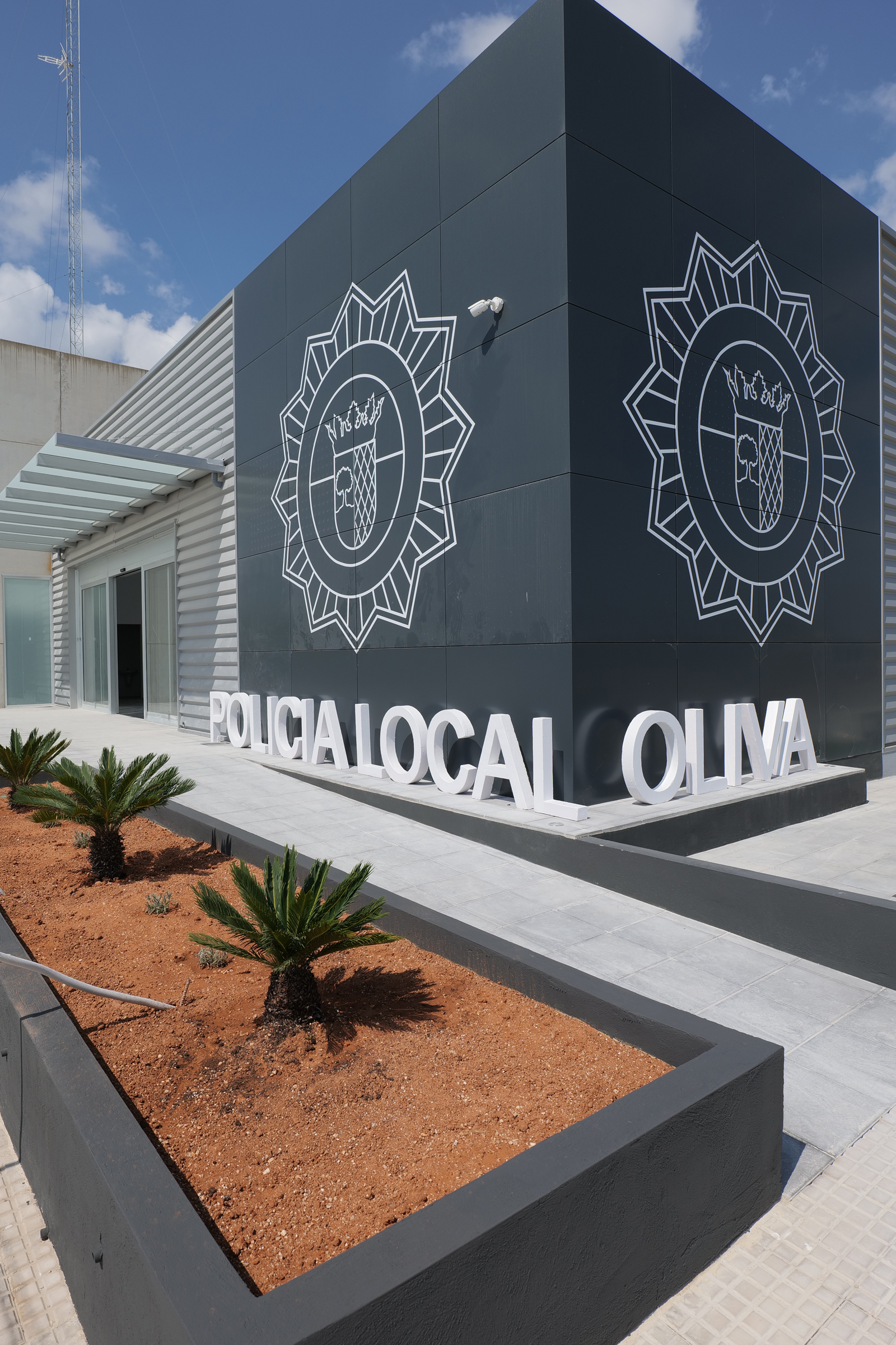 Fachada con plantas de la Comisaría de la Policía Local de Oliva