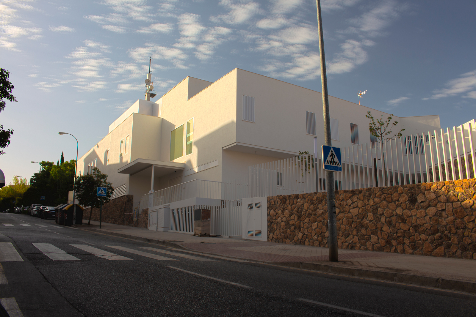 Fachada exterior del Centro de Salud de Bola de Oro de Granada