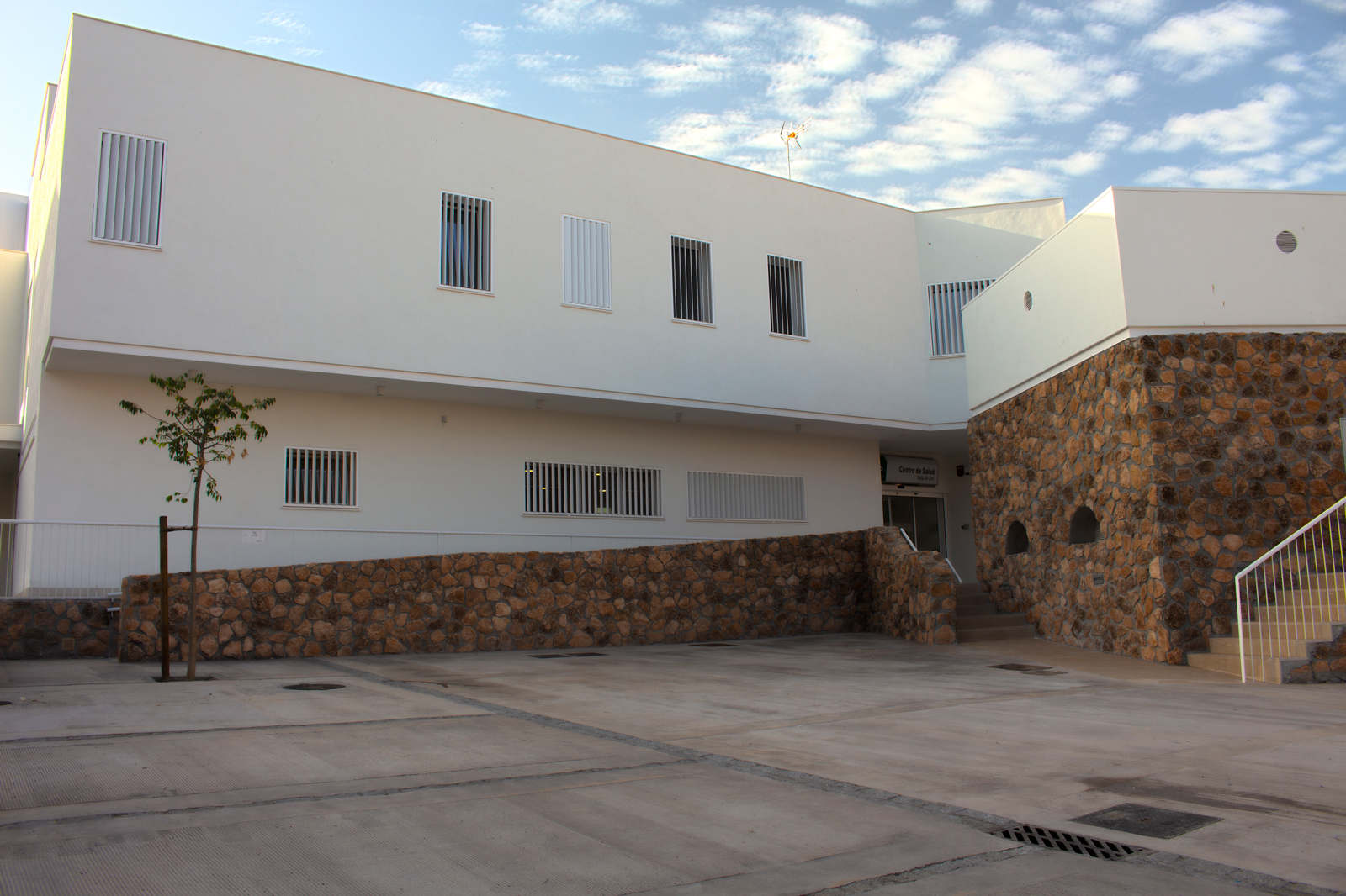 Fachada exterior del Centro de Salud de Bola de Oro de Granada