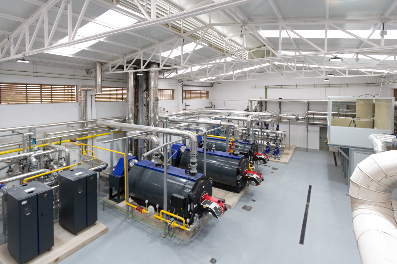 Calderas durante la instalación térmica en el Hospital de Castellón