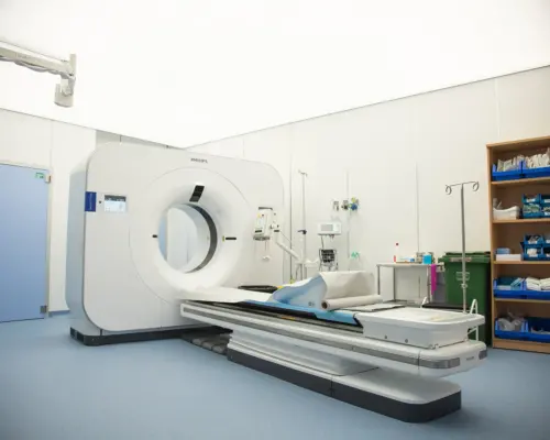 Obras de construcción del Hospital Universitario de Badajoz para la implantación de un equipo de resonancia magnética y una tomografía axial computerizada.