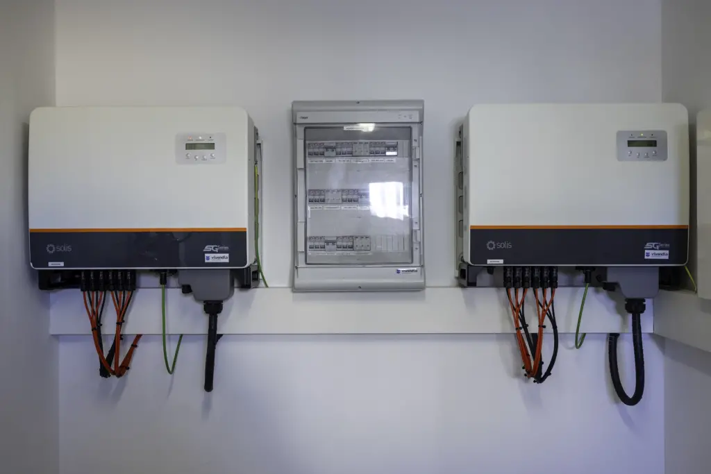 Puntos de recarga para vehículos eléctricos en el patio interior del edificio del Ministerio de Justicia.