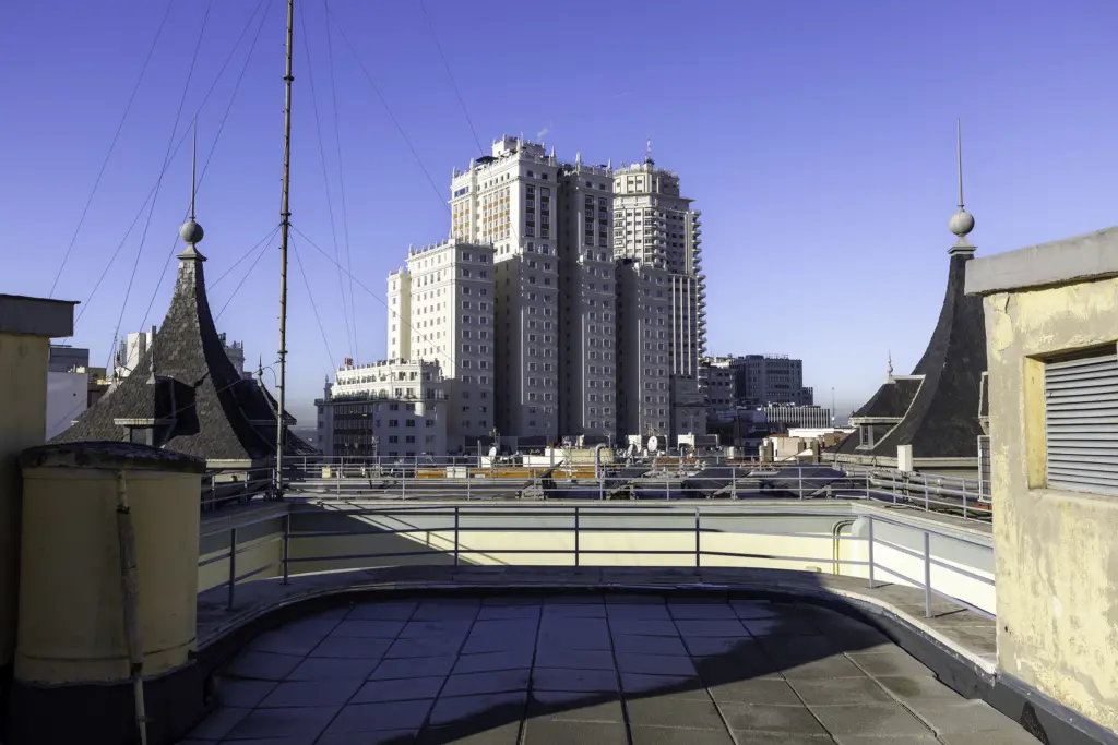 Solado e impermeabilización de las cubiertas del edificio del Ministerio de Justicia.