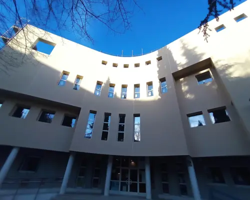 Adaptación de un espacio dentro del Centro de Salud de Carabanchel Alto para la creación de un centro de atención telefónica en la planta superior de Carabanchel.