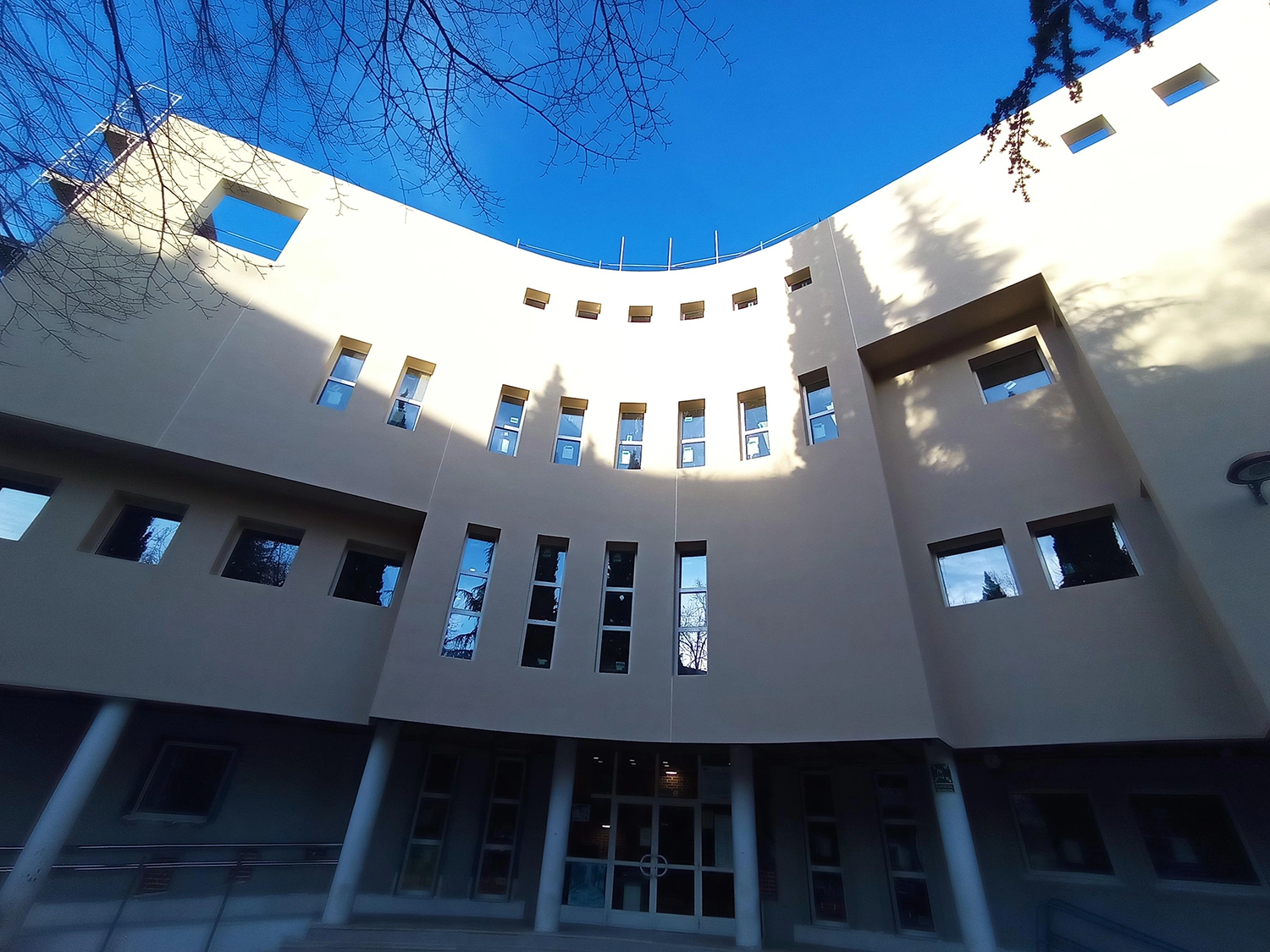 Adaptación de un espacio dentro del Centro de Salud de Carabanchel Alto para la creación de un centro de atención telefónica en la planta superior de Carabanchel.
