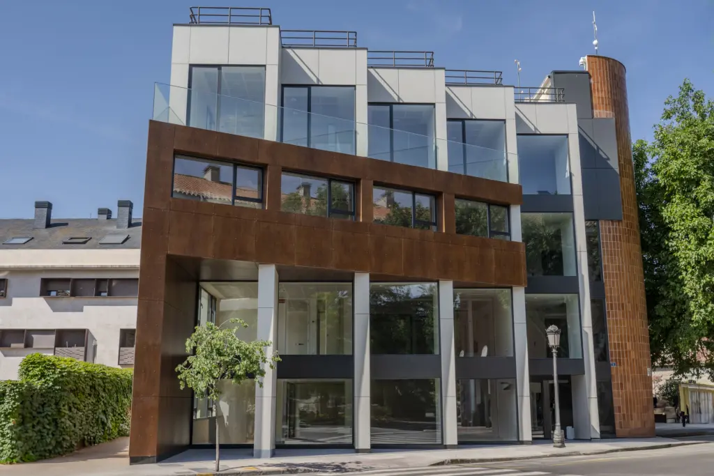 Fachada del edificio público de Torrelodones. Obra realizada por Vivendio Grupo Aconser