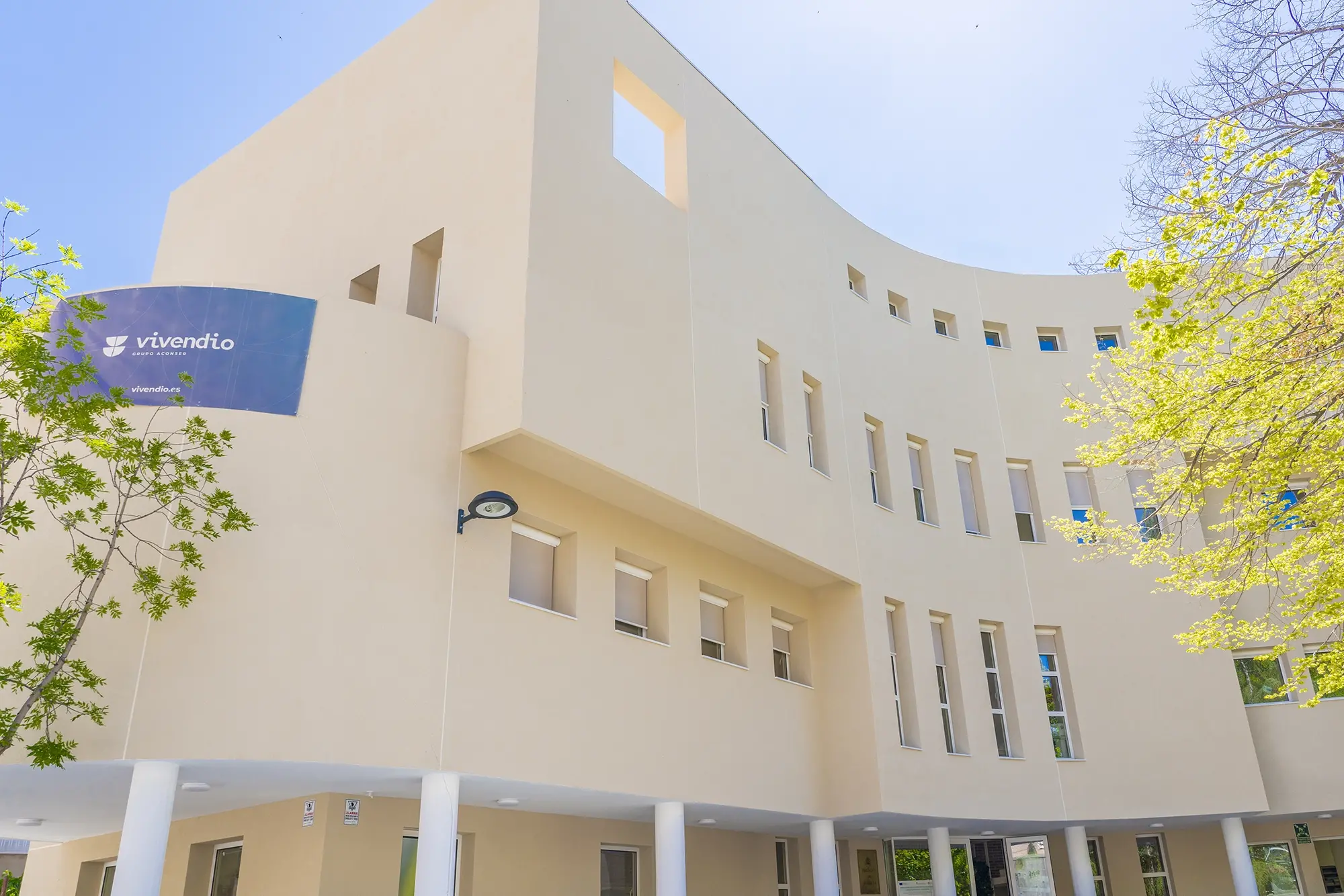 Fachada terminada del edificio judicial de Caravaca ejecutada por Vivendio