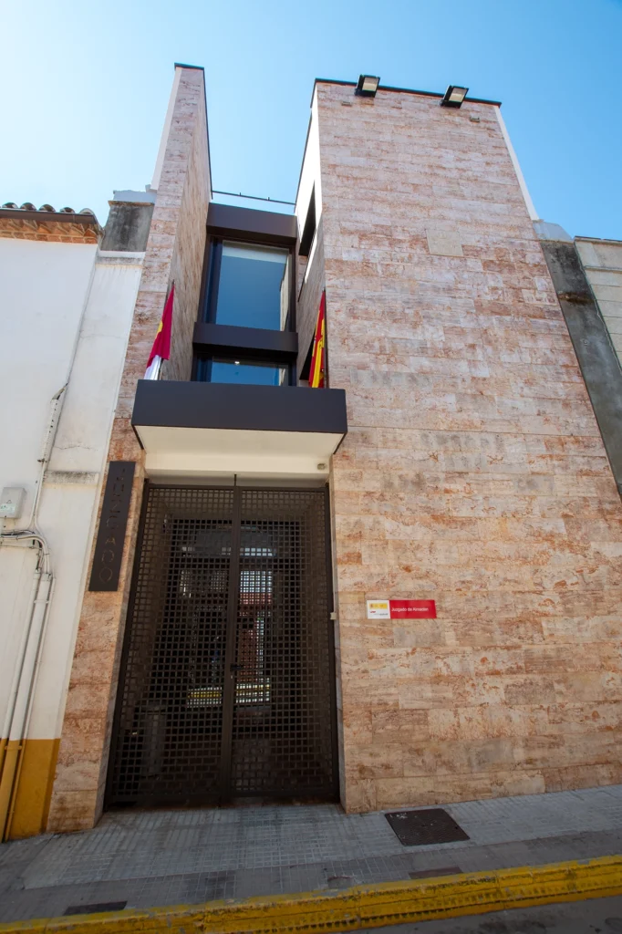 Fachada de la sede judicial de Almadén