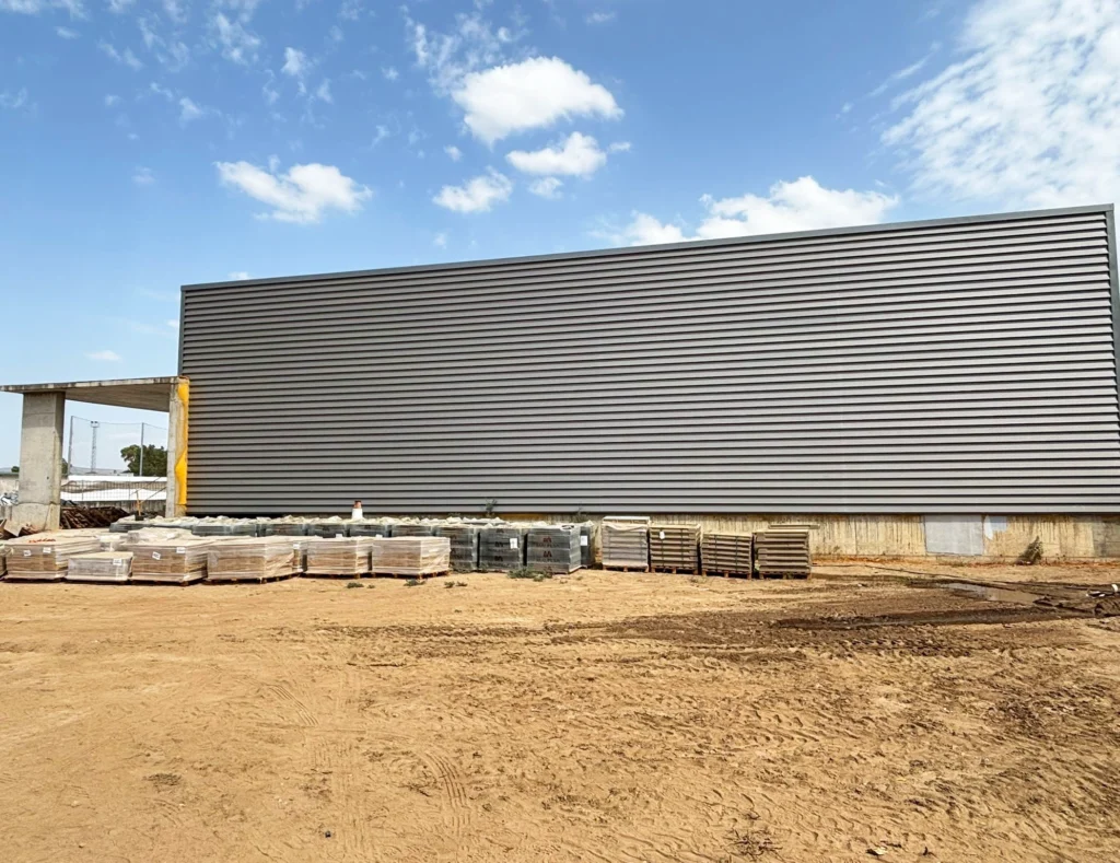Finalización de la envolvente realizada por Vivendio en el centro deportivo de Guillena